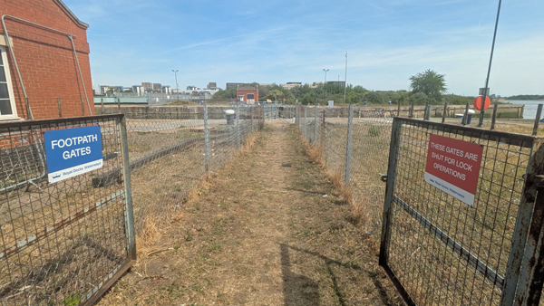 CR15 Gates on path to KGV lock