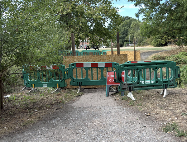 LL08 Path closed near Berrylands